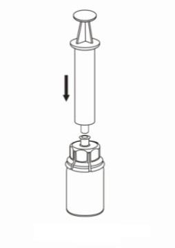 7. Dra in luft i en tom, steril spruta. Medan injektionsflaskan med pulver står rakt upp kopplas sprutan ihop med Luer-lock inpassningen på Mix2Vial-delen. Spruta in luft i injektionsflaskan.