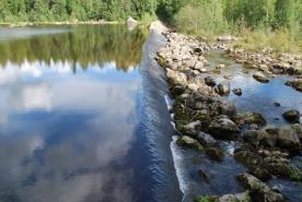 älvfåran och utgör ett vandringshinder.