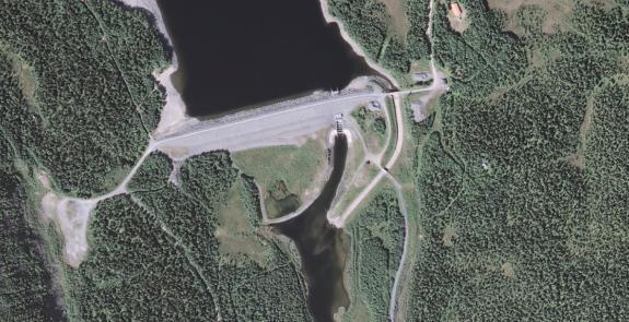 Slitsrännan, en modern typ av teknisk fiskväg som även tillåter vandring av mindre simstarka arter och storlekar, anläggs vid utskovet (dammluckorna) till nödtappningskanalen.