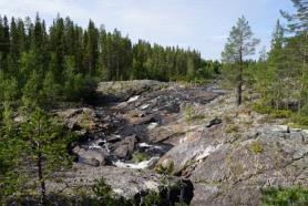 till Sjoutälven. Minimitappningen kan gå via fiskvägen och bäcken från Långtjärnen.