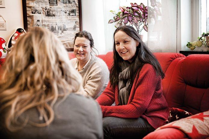 Kontorsjobb i våldets skugga 2017-02-23 Tidningen Vision nr 2 2017. På kvinnojouren Helga går arbetet med våldsutsatta kvinnor och administration hand i hand.