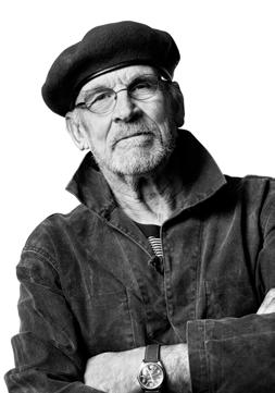 Bertil Vallien. Jag arbetar gärna med teman. I glaset finns möjligheter som inget annat material kan erbjuda. Det är som att ösa ur en vulkan, där den glödande massan snabbt förvandlas till is.