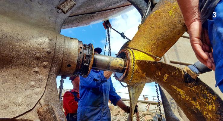 Propellern dras loss och Cederwallsboxen demonterades. Rodret och hjärtstocken lyfts av inför axeldragning och inspektion. Bild 3.