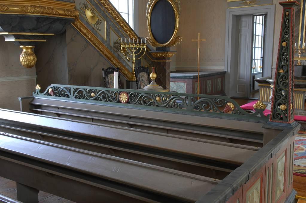 Bänkkrön (Korskrank) Bänkkrön från den äldre kyrkan (1689) uppsatta på de främsta bänkarna.