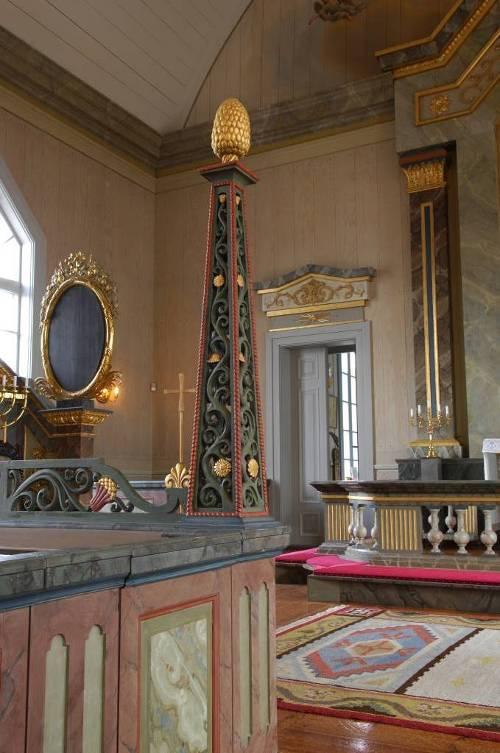 Pyramider Två stycken pyramider skulpterade i trä med förgyllda kottar från