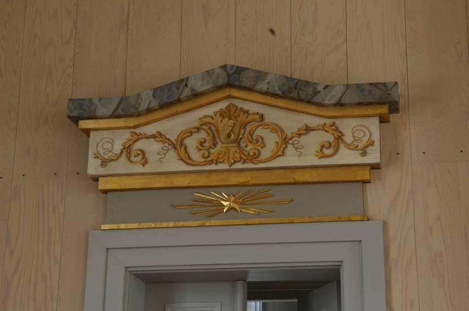 Dörröverstycken till sakristian Två stycken dörröverstycken till kordörrarna som flankerar altaruppställningen.