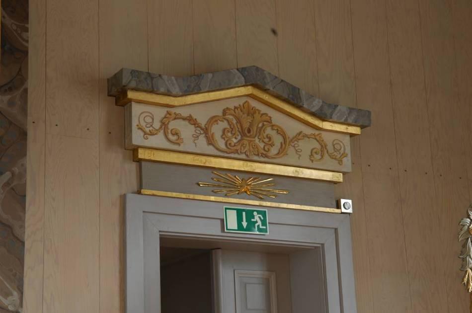 Samtliga ytor på de två dörröverstyckena har rengjorts, äldre lagningar i förgyllningen har intonats genom patinering, med