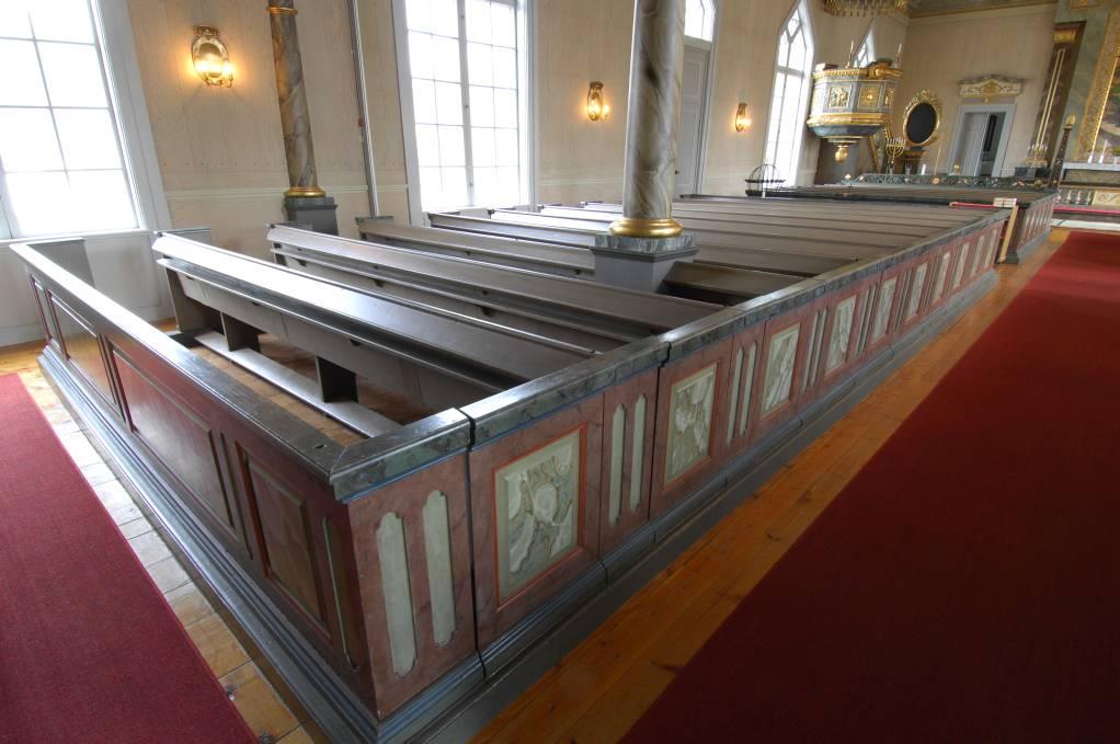 Bänkkvarter i kyrkorum Bänkkvarteren är målade med linoljefärg i slät måleri och marmorering. Skäl för åtgärd: Samtliga ytor nersmutsade.