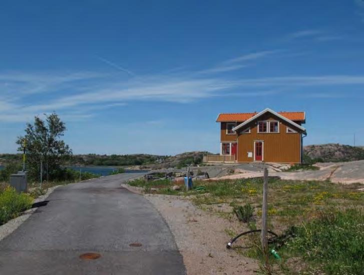 Omgivna av fastigheten 1:24 ligger tre bebyggda bostadsfastigheter insprängda.