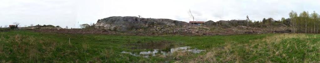 v: Foto från ängen söderut. Bostadshus Heljeröd 1:25 till vänster i bild. Nederst t.