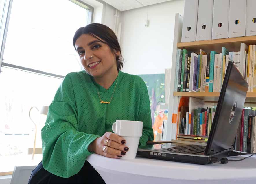 Bibliotekarien Balsam Karam debuterar med hyllade romanen Händelsehorisonten I år debuterade Balsam Karam med sin politiska roman Händelsehorisonten, som har blivit både omtalad och hyllad.