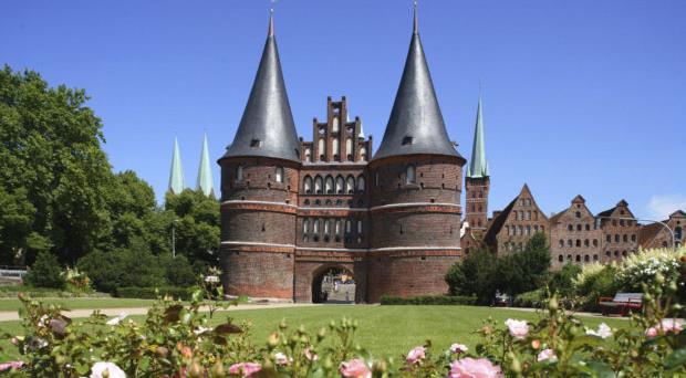 Lübeck & Hamburg med strandhugg på Bornholm och Gotland. Trivsamma gränder, marsipan och spännande historia i Lübeck. Eller storstadspuls i hamnstaden Hamburg, med fler broar än självaste Venedig.