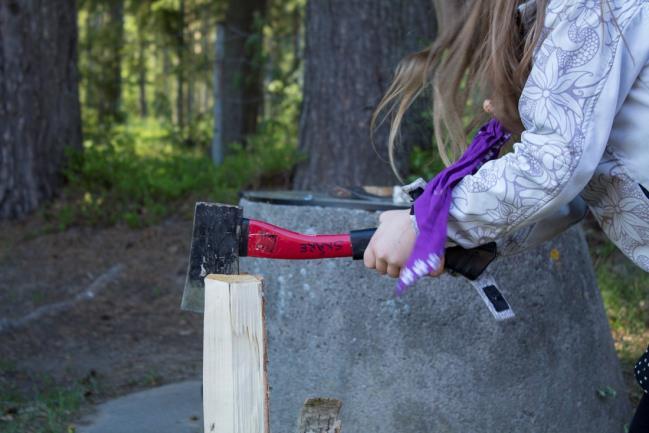 den nyskapade midsommargruppen. Det bidrog till ett extra bra ekonomiskt resultat på 19 000 kr. Vi hade också tur med att regndropparna höll sig borta tills vi skulle plocka ihop.