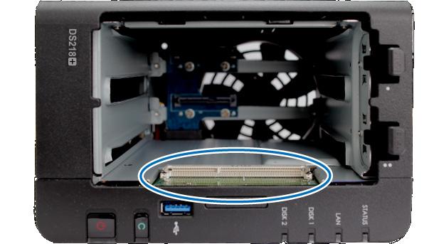 Lägg till en minnesmodul till DiskStation Den valfria Synology-minnesmodulen är utformad för minnesutökning i DiskStation.