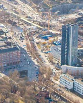 Den låga tegelbebyggelsen ligger fritt i landskapet, där särskilt den tornförsedda expeditionen är framträdande, det så kallade» Klockhuset».