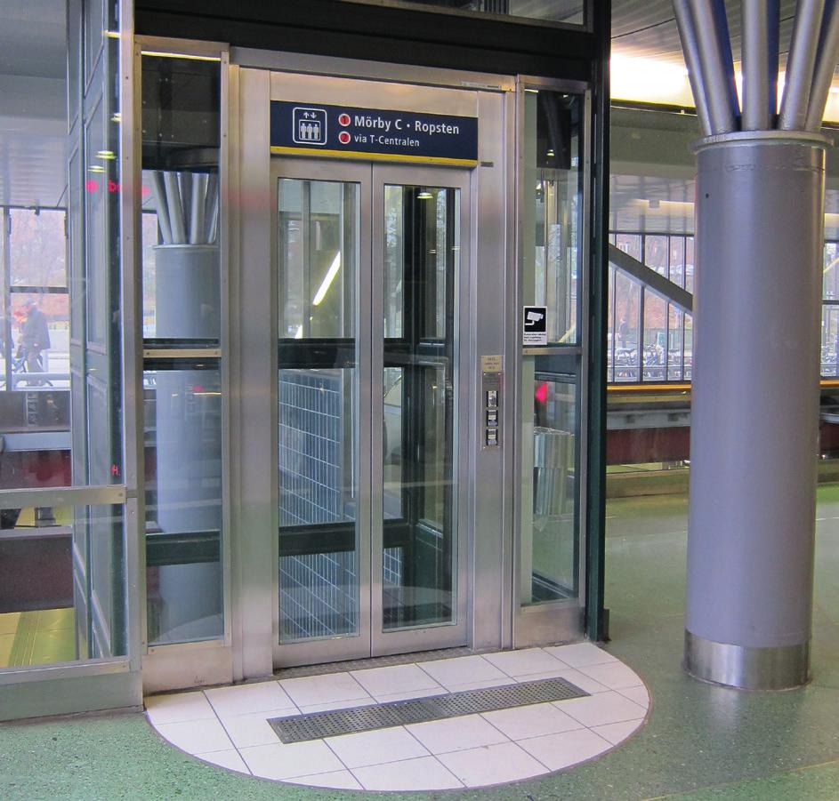 Biljetthall och mellanplan är i båda stationerna Barkarby station, uppgång pendeltågsstation/ sammankopplade med rulltrappor och glasad sned- Mälarbanan, utrustas med två hissar mellan billång länk