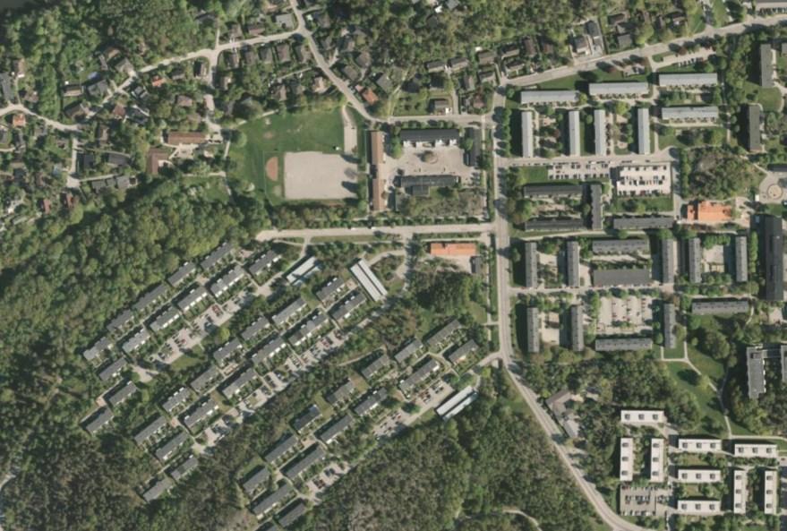 Sida 10 (67) Passage över gata ska istället ske vid en hastighetssäkrad passage i plan vid avsmalnat och delvis upphöjt övergångsställe.