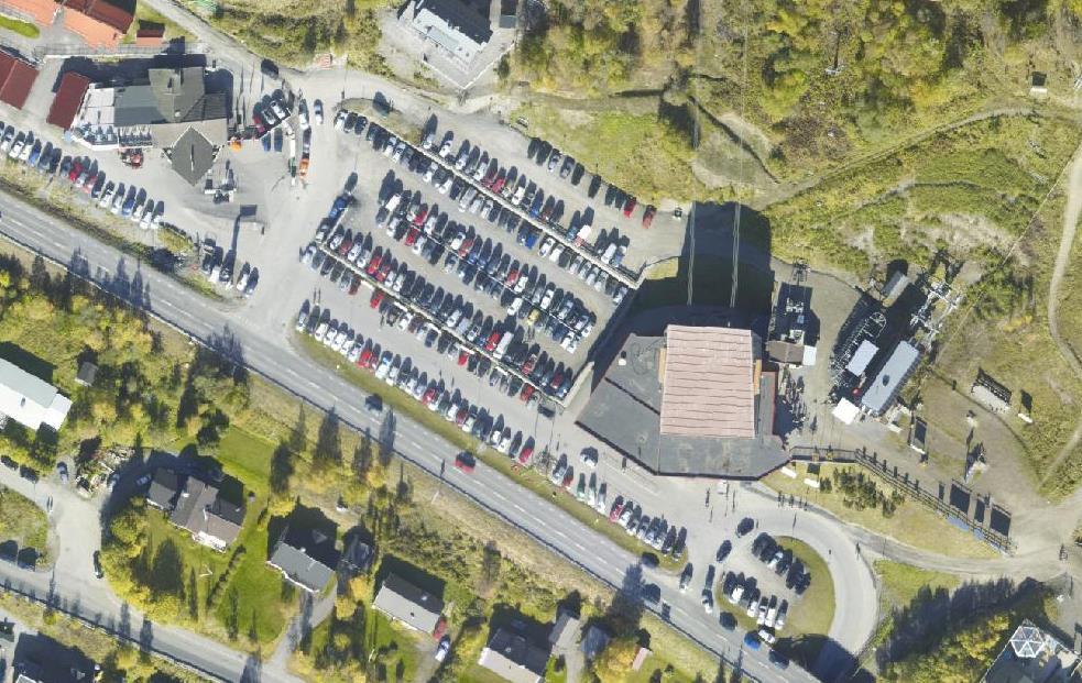 2 Nuläge trafik Planområdet ligger i anslutning till Kabinbanans dalstation längs med E14. Väster om Kabinbanan finns markparkeringar i tre nivåer, den nedre i nivå med E14.