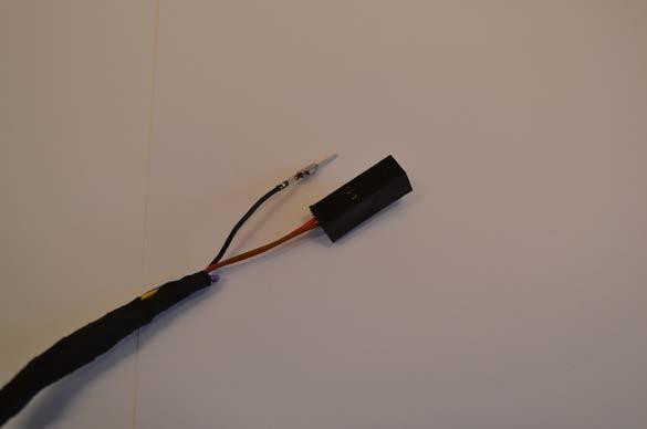 Förbered kablaget till TC3 genom att lossa den svarta intejpade kabeln ur kablaget och anslut den i kammare 2 så att