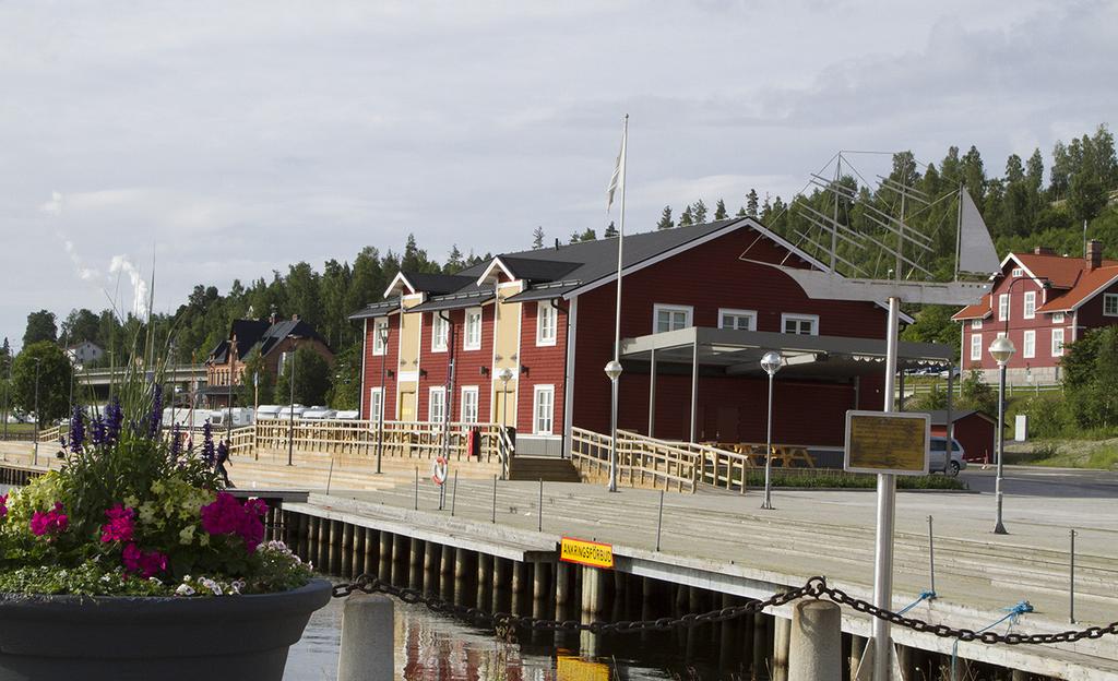 Inre hamnen har över tid utvecklats från industrihamn till ett av de mer attraktiva områdena att bo i med flera nya byggprojekt och här hittar du det mesta du behöver för ett behagligt liv.