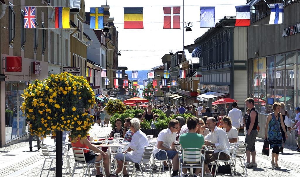 Inom fem minuters promenadavstånd befinner du dig på gågatan eller vid kajpromenaden i Inre