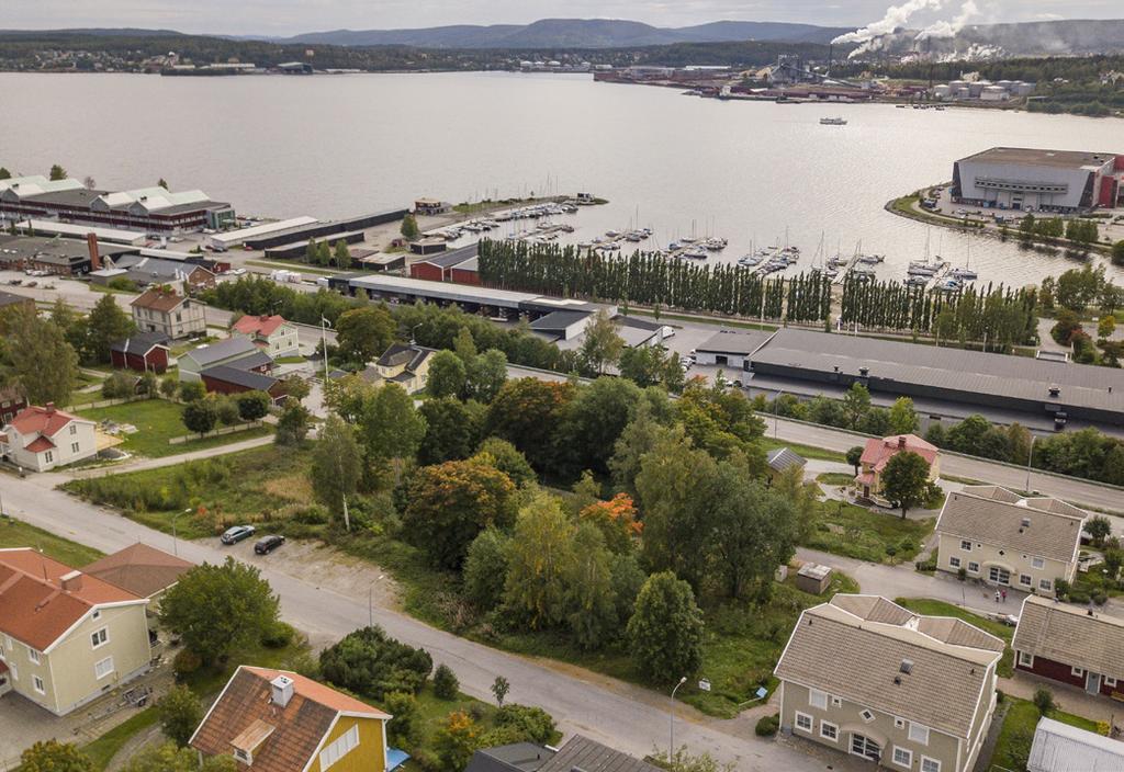 Vintertid täcks fjärden av gnistrande snökristaller. Du kan go ra trivsamma stro vta g i intilliggande naturreservat eller beso ka sma ba tshamnen nedanfo r omra det.