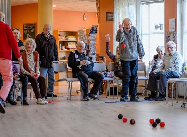 Våra aktiviter (för tider se nästa sida under Program) föreningen där äldre hjälper äldre med datorer, surfplattor och mobiltelefoner erbjuder handledning, kurser, tematräffar samt föreläsningar.