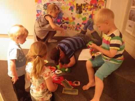 skapat puppor i papier mache samt skapat fjärilar med sockermålning och gjort spännande fjärilstavlor.