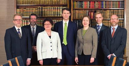 37 Verkets ledningsgrupp år 2011 1 1 I fotografiet av revisionsverkets ledningsgrupp saknas personalens representanter ledande effektivitetsrevisorerna Eeva Miettinen och Timo Oksanen samt ledande