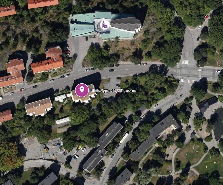Bakgrund och uppdragsbeskrivning Byggnaden är belägen i Midsommarkransen i Stockholm som skall förtätas med ca 40 nya bostäder. Området består idag av smalhus byggda under 40-talet.