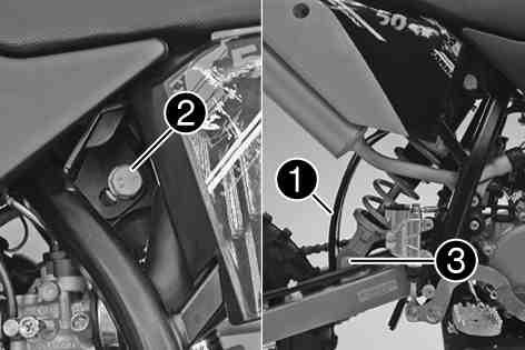 11Demontera fjäderbenetx 300731-12 Palla upp motorcykeln på mc-lyften. ( s 25) Ta bort skruven och sänk bakhjulet med baksvingen tills bakhjulet knappt kan vridas. Fixera bakhjulet i denna position.