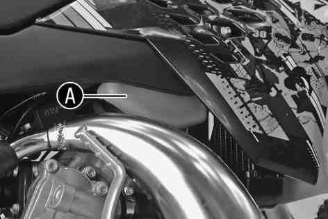 SERVICEARBETEN PÅ MOTORN 65 15.1Kontrollera oljenivån (50 SX Mini) Ställ motorcykeln på en vågrät yta. Kontrollera oljenivån i oljetanken.