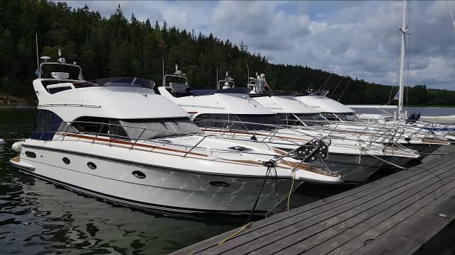 Till kvällen, fortfarande mätta och belåtna, äter vi tillsammans en lätt måltid med ett glas vin sittandes på stenhällen och lyssnar på konsert.