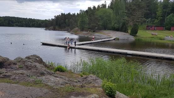 7 11 Juni Morgonen är lugn och fin. Också idag tar vi en promenad till Albyområdet och sjön med Albybadet dör vi fikar.