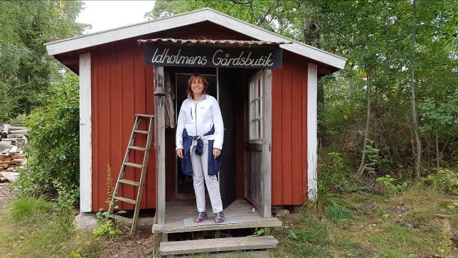 8 plats i lä, varför grillarna plockas fram och vi har en trevlig matlagningsstund uppe på berghällen ovanför bryggan.