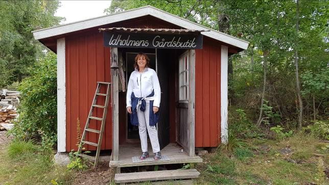 8 plats i lä, varför grillarna plockas fram och vi har en trevlig matlagningsstund uppe på berghällen ovanför bryggan.