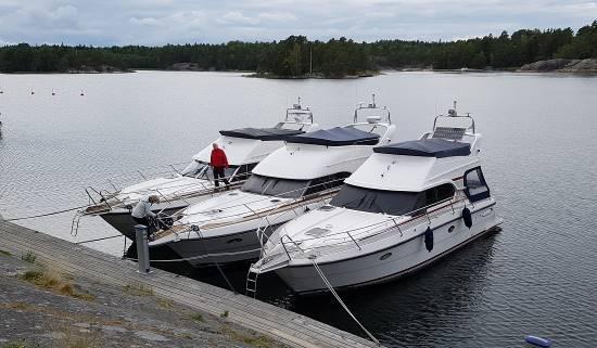 Vi har en trevlig kväll ända till framåt småtimmarna. 8 September Träffen arrangeras vid hamnen som är väl utrustad med bryggor och el.