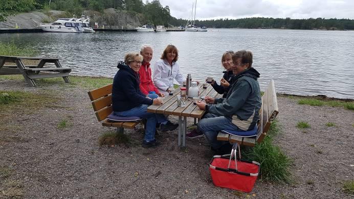 Då vi har anlänt dagen innan så vi startar träffen på morgonen med promenad runt ön Idholmen.