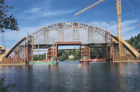 Från BRO 94 till Anläggnings AMA 98 Brobyggande nytt väsentligt område i Anläggnings AMA 98 Foto: Lars Ekroth Nya järnvägsbron över Stäket, väster om Stockholm.