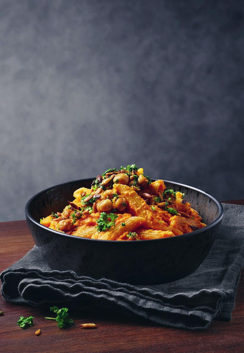 35 Pasta med morotssås och krunchiga kikärtor 4 portioner Ugn: 225 400 g pasta penne 800 g morötter 1 msk olivolja 2 vitlöksklyftor, rivna ½-1 tsk cayennepeppar 1 tsk salt 2 dl crème fraiche