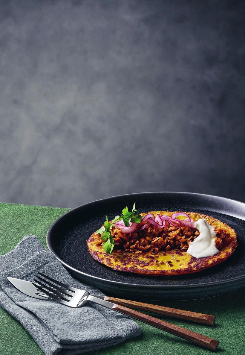 40 Indiska linspannkakor fyllda med kryddstark blomkål 4 portioner Ugn: 225 2 dl vetemjöl 5 dl mjölk 3 ägg 1 frp kokta röda linser, (290 g) avsköljda ½- 1 tsk gurkmeja 1 tsk salt Kryddstark blomkål: