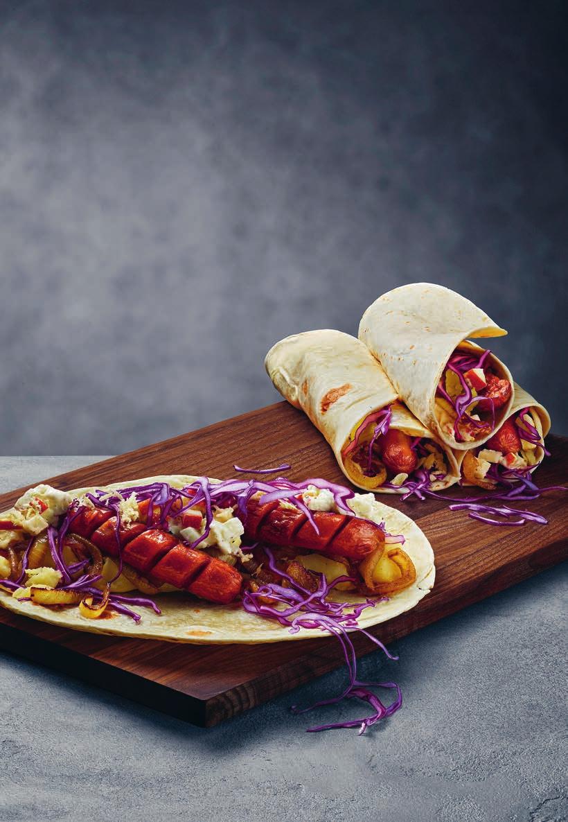 30 Kioskrulle med äpple och pepparrot 4 portioner 600 g potatis, skrubbad eller skalad 2 stora gula lökar, skivad 2 msk smör ½ tsk salt 8 grillkorvar 4 tortillabröd 150 g rödkål, tunt strimlad