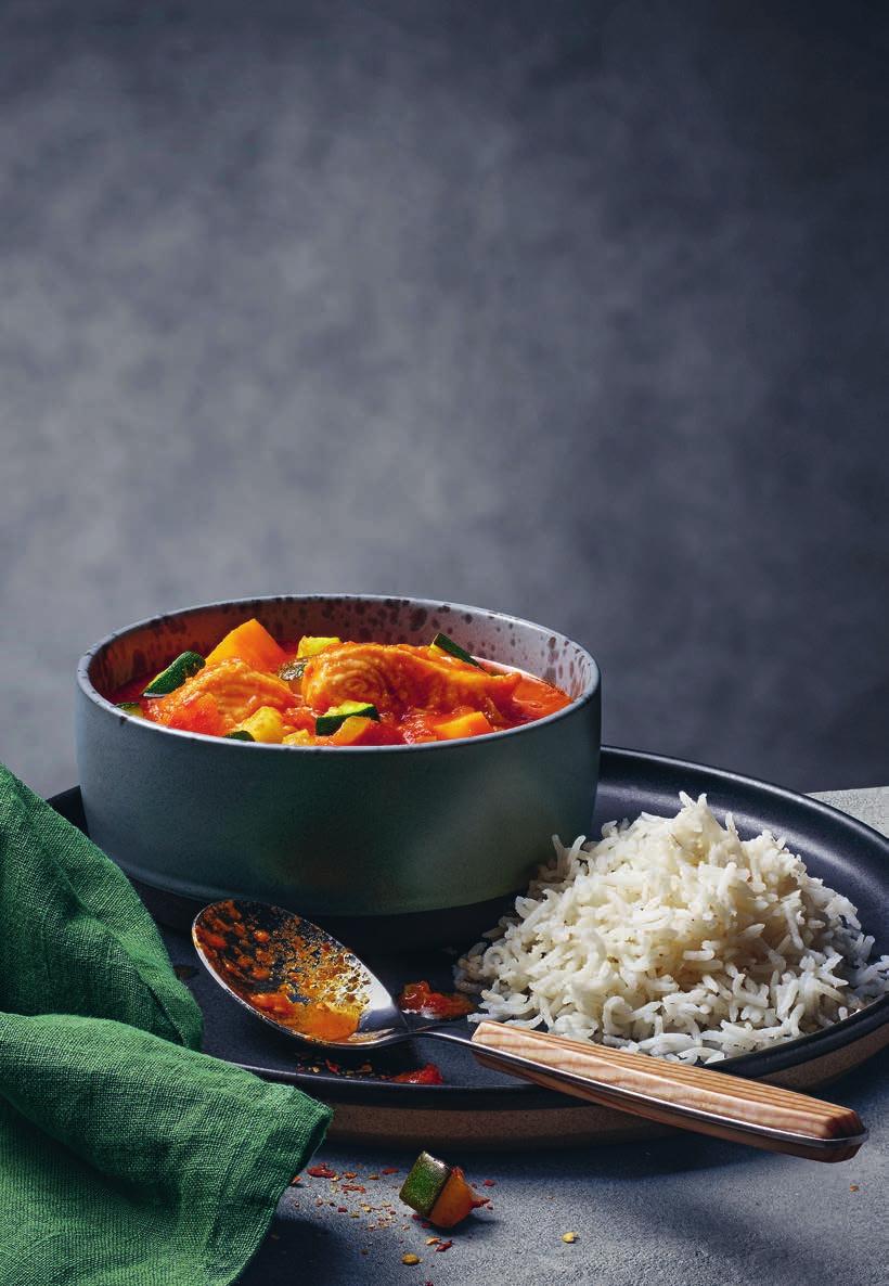 30 Fiskgryta med tomat och curry 4 portioner 1 gul lök, hackad 1 vitlöksklyfta, finhackad ½ zucchini, tärnad 1 morot, tärnad 1 tsk curry 1 msk neutral olja 400 g krossade tomater 2 dl vatten 30 g