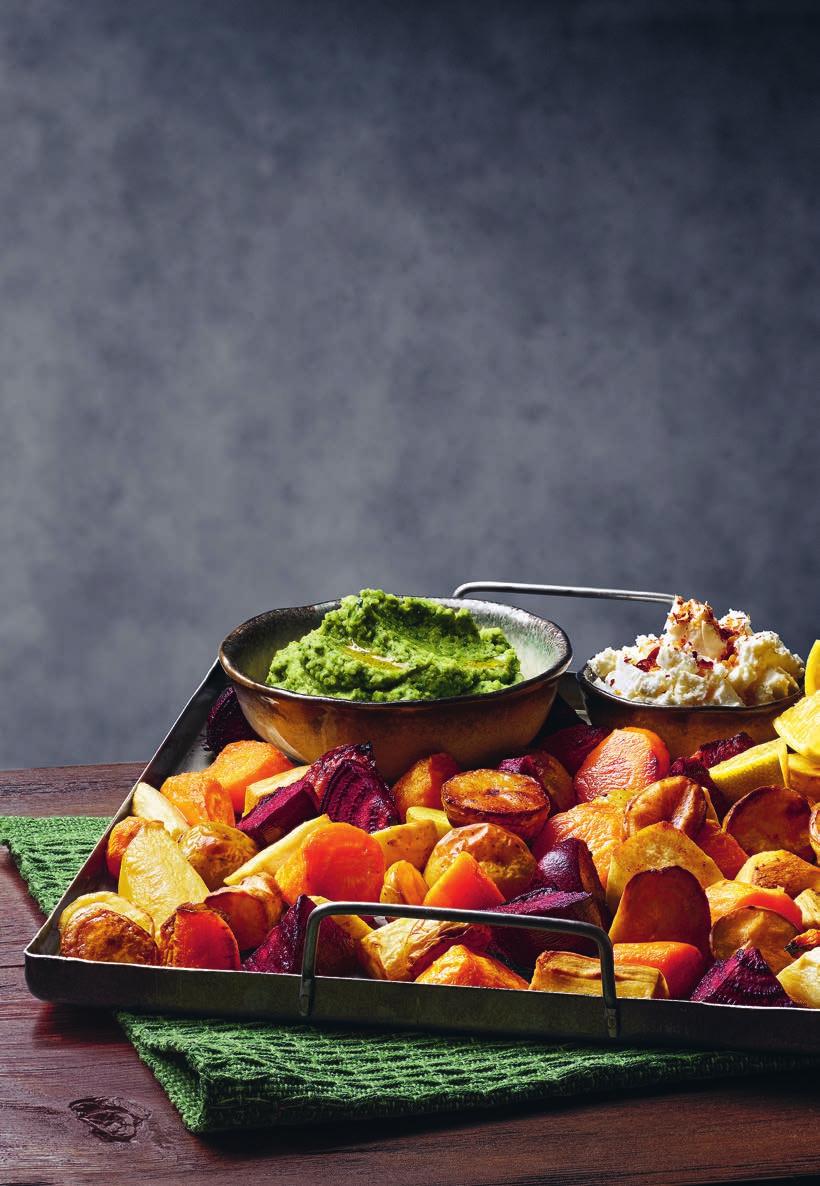 45 Rostade rotfrukter med spenathummus och fetaost 4 portioner Ugn: 225 300 g potatis 300 g morötter 300 g palsternacka 200 g rödbetor 2 msk olivolja 2 tsk flingsalt 150 g fetaost, till servering