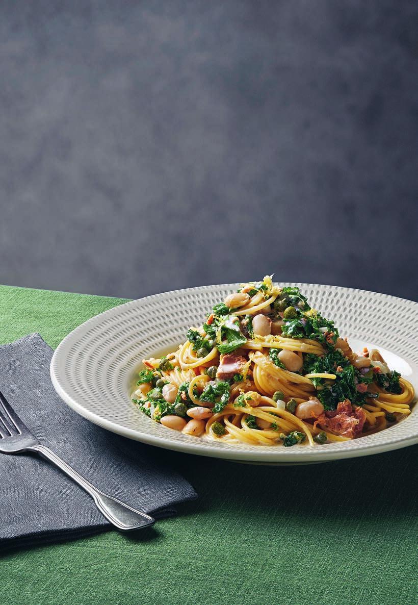 30 Spaghetti med tonfisk och grönkål 4 portioner 320 g spaghetti 300 g grönkål, plockade blad 1 gul lök, hackad 1 vitlöksklyfta, finhackad 1 msk olivolja 3 dl vatten 2 dl grädde ½ citron 1
