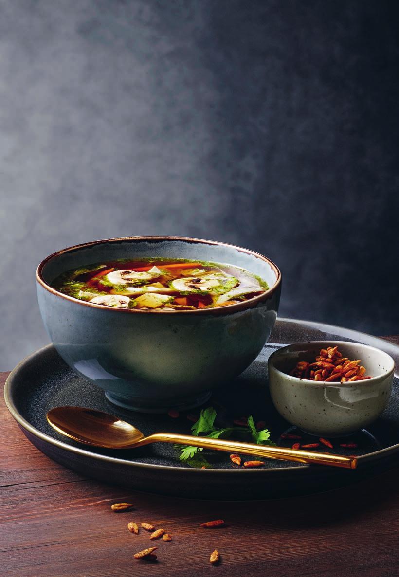 30 Buljongsoppa med primörer och tofu 4 portioner 1½ liter vatten 2 msk soja 3 grönsaksbuljongtärningar 2 tsk ingefära, riven 250 g tofu, naturell 200 g champinjoner 200 g salladskål 2 morötter ½ dl