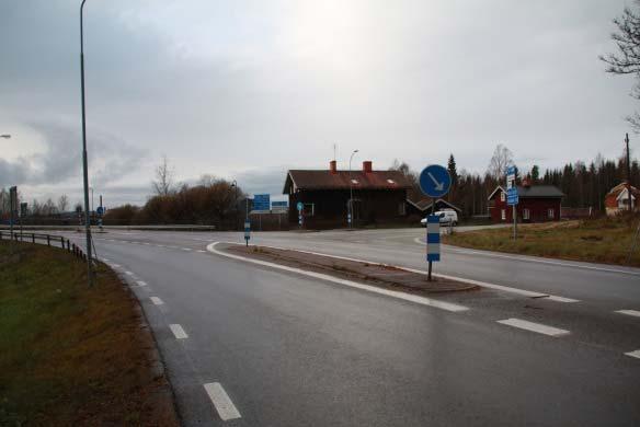 Även låglänt skogsbruksmark finns i mitten av vägkorridoren och då med inslag av myrmarker och fuktskogar.