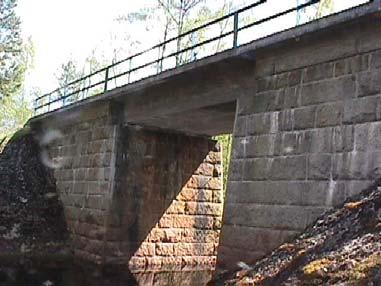 Befintlig järnvägsbro Den befintliga järnvägsbron är beläggen ca 120 meter nedströms ny vägbro, se Figur 8.