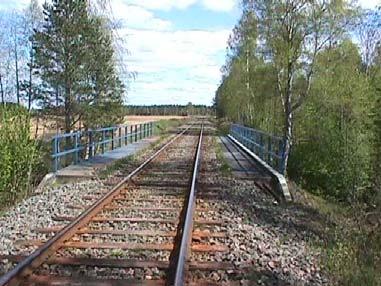 Bron byggdes 1906 och fick överbyggnaden utbytt 1964. Bron är en s.k. plattbro den är 5 meter bred och har en spännvid på 7,2 meter.