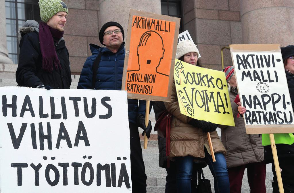 Demonstration mot aktiveringsmodellen utanför riksdagshuset i mars 2018. Modellen upplevs bestraffa de arbetslösa i stället för att ge incitament.